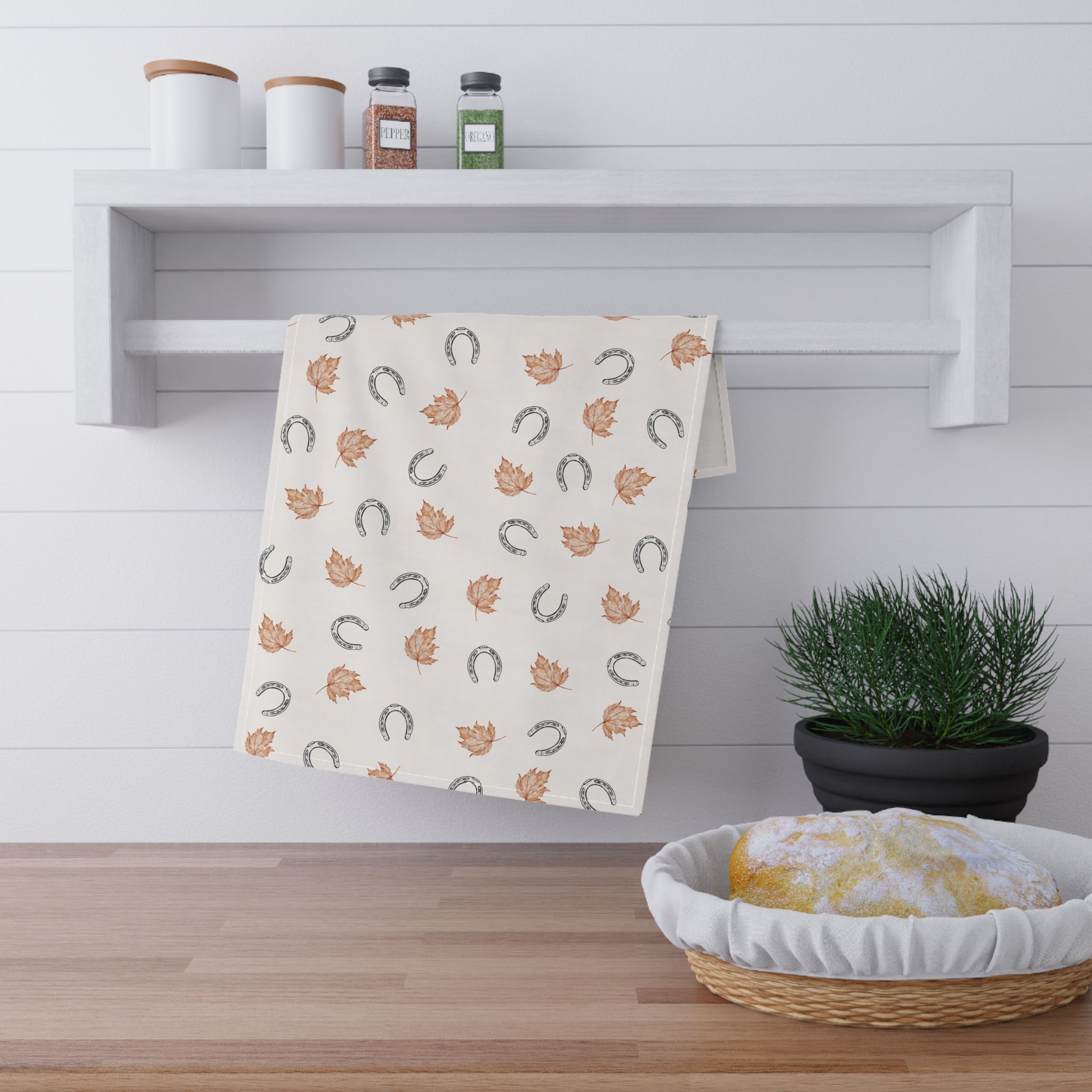 Fall leaves and horseshoes Autumn-Inspired Tea Towels, Cozy Kitchen Decor, Farmhouse Style, Gift for Homeowners, Ideal for Fall Cooking