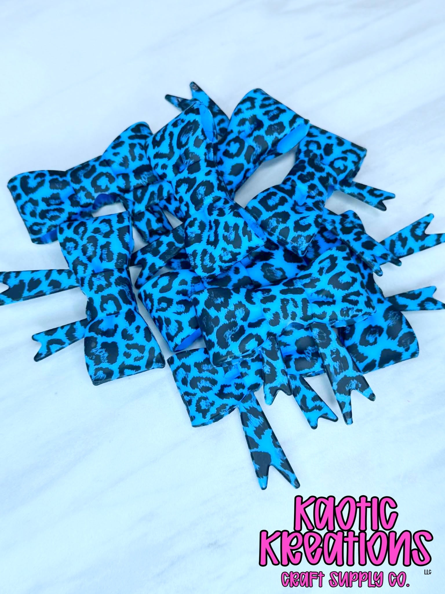 D67 BEADABLE JUMBO SILICONE BOW BRIGHT BLUE LEOPARD (1ct)